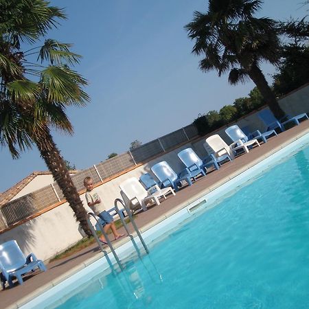 Le Clos Fleuri Hotell Médis Exteriör bild
