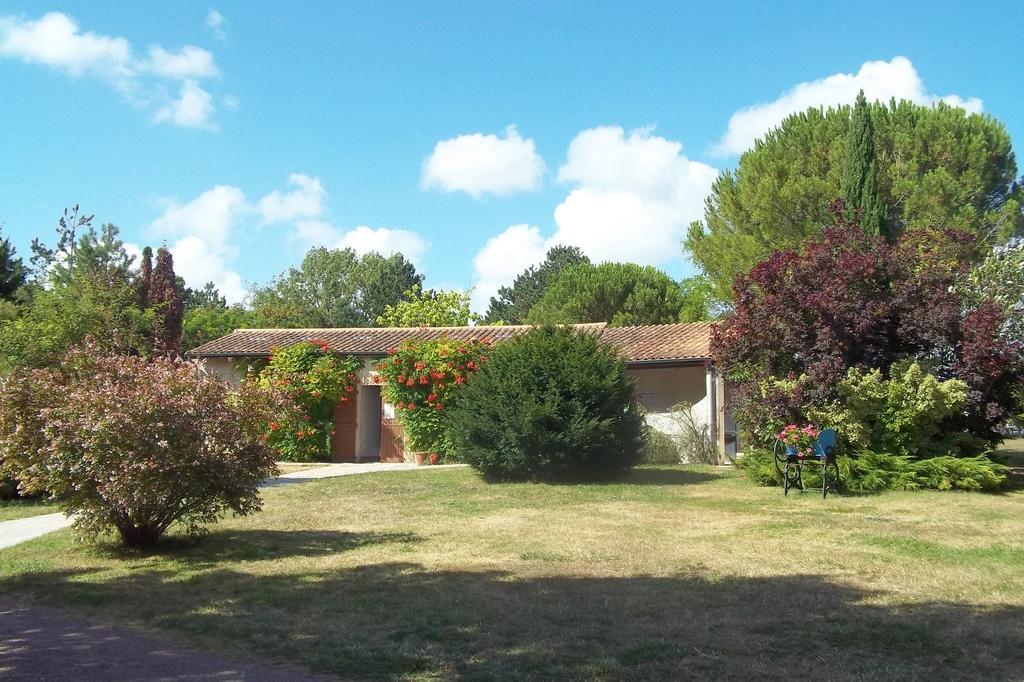 Le Clos Fleuri Hotell Médis Exteriör bild