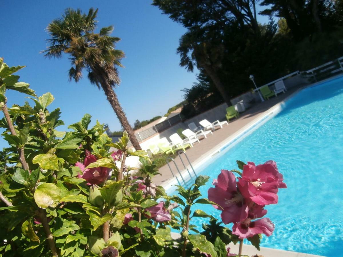 Le Clos Fleuri Hotell Médis Exteriör bild